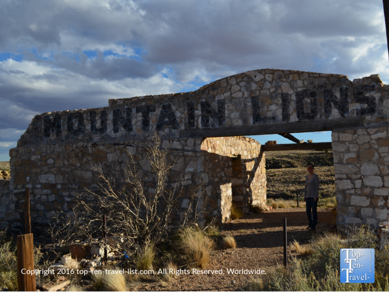 An old mountain lion cage sign at an abandoned zoo in 2 Guns ghost town in Arizona 