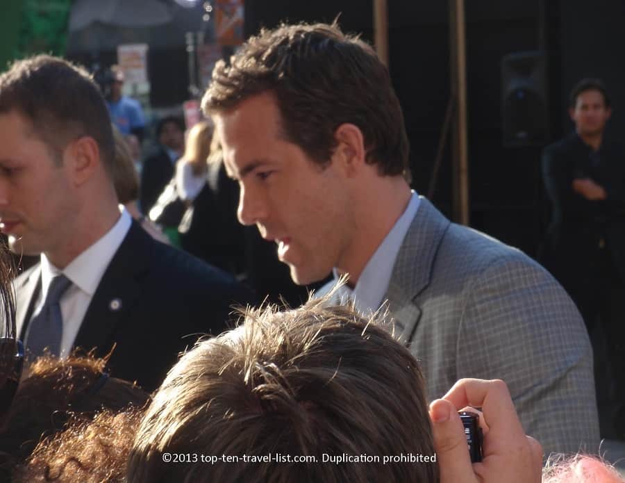 Ryan Reynolds greets fan at the Green Lantern premiere