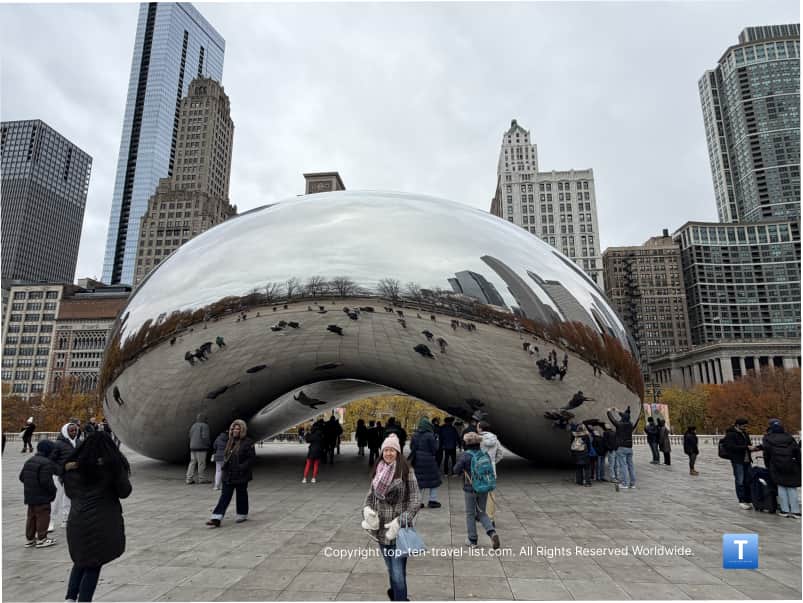 the bean Cloud Gate sculpture in Chicago