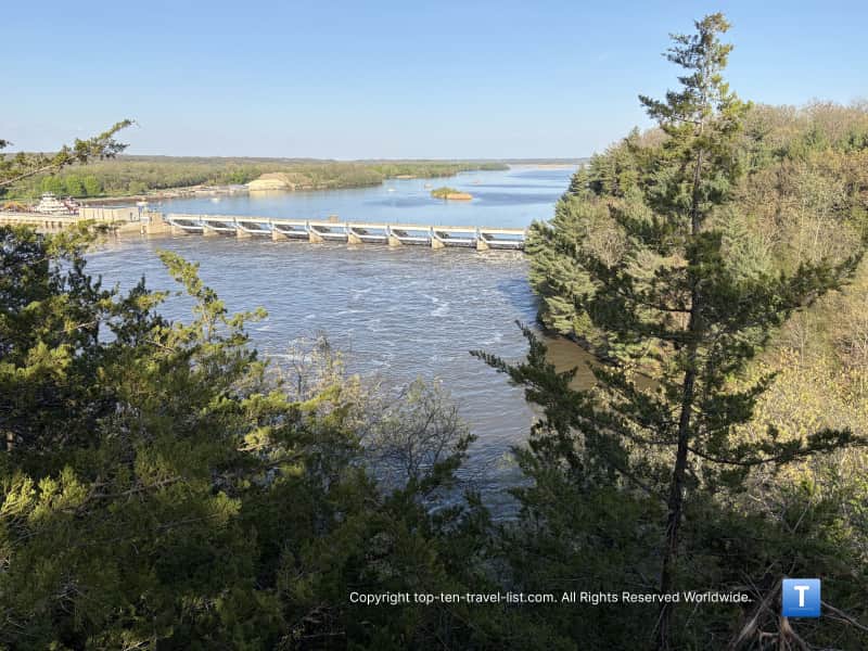Views of the Illinois River from the Starved Rock trail