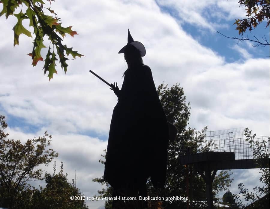 Animatronic witch at Bengston's