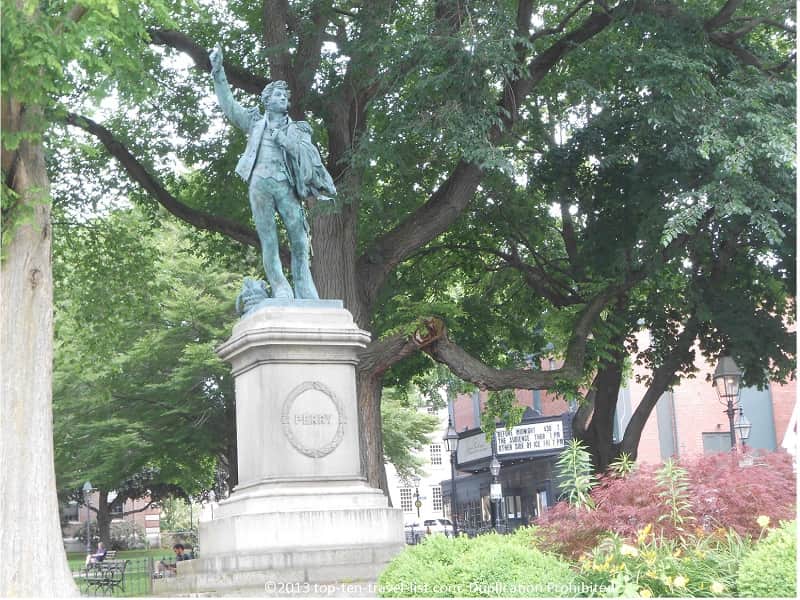 Washington Square monument in Newport