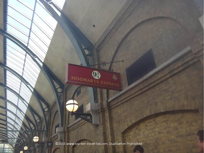 Platform 9 and 3 quarters sign Hogwarts Station Universal