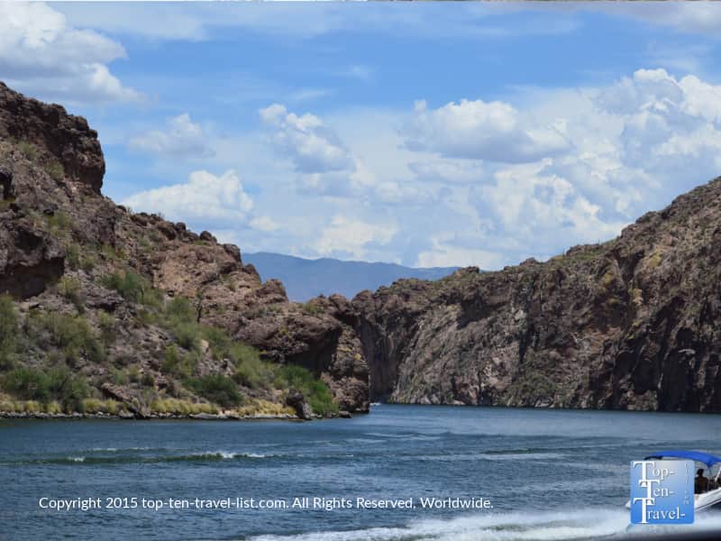 Boaters enjoying beautiful Saguaro Lake in Mesa