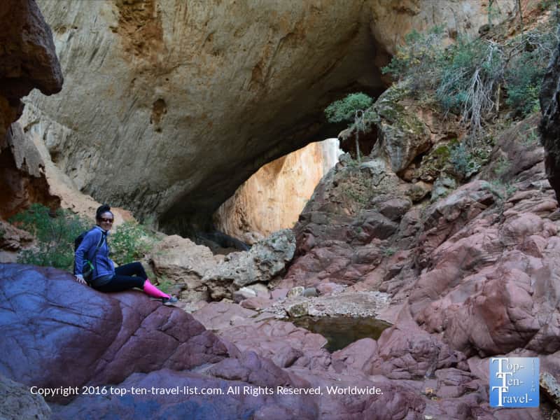 Climbing over big boulders on the Pine Creek trail at Tonto Natural Bridge State Park