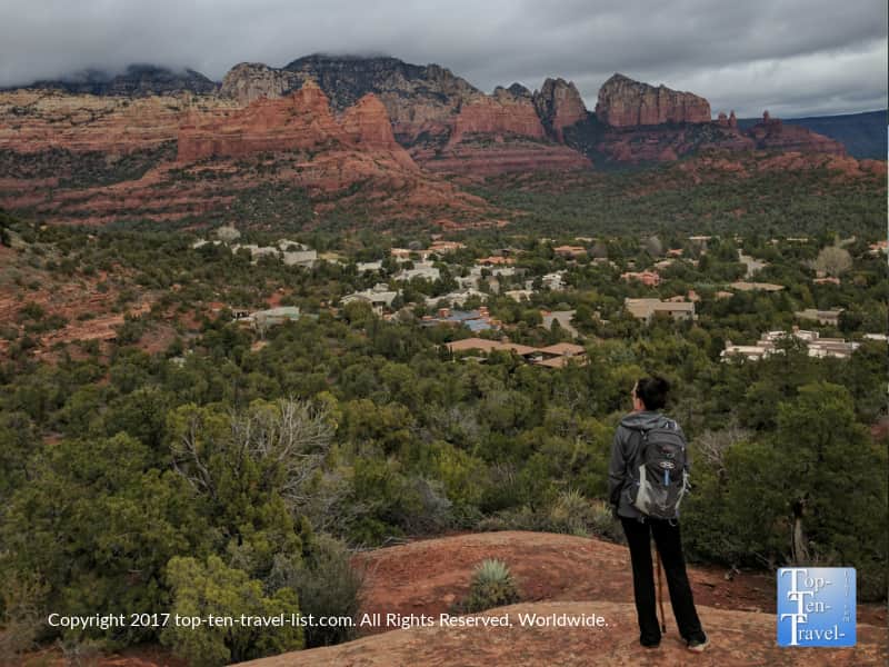 Admiring Sedonas red rocks via the Teacup trail
