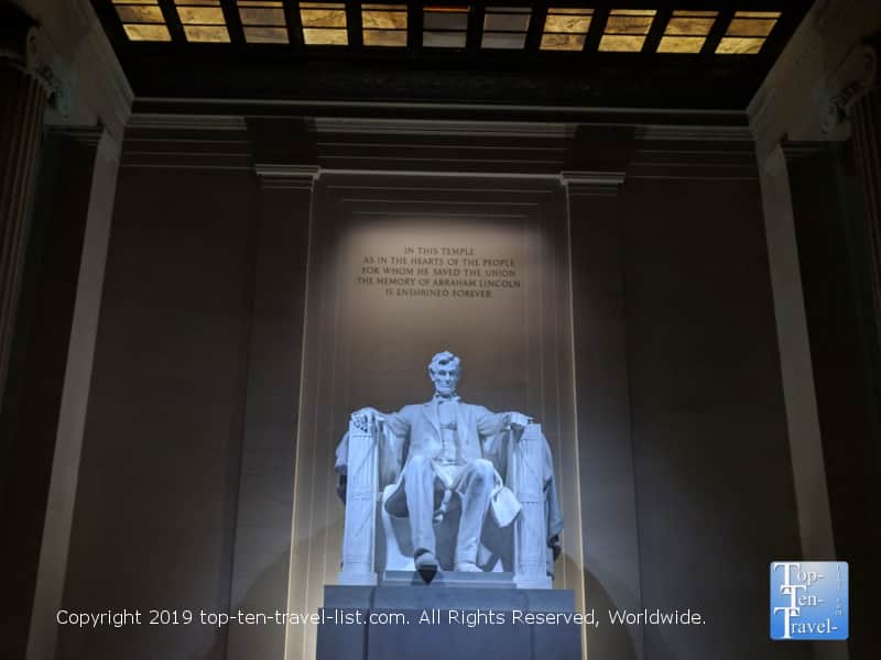 Lincoln monument lit up at night