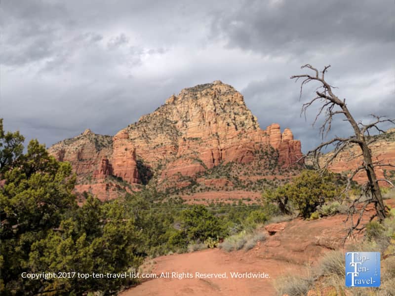 Red rock scenery along the Teacup trail in Sedona, Arizona 