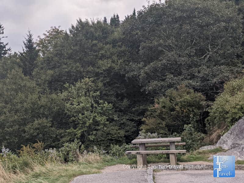 Picnic table at the Devil's Courthouse overlook