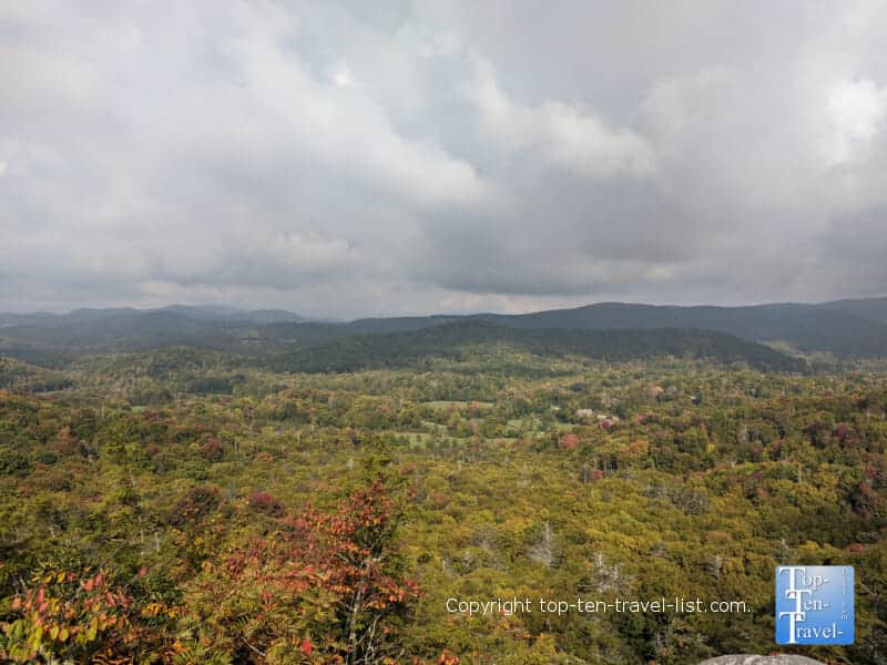 Breathtaking mountain scenery via the Flat Rock hike overlook on the Blue Ridge Parkway in North Carolina