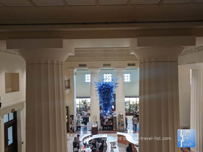 Beautiful Chihuly chandelier at the Cincinnati Art Museum