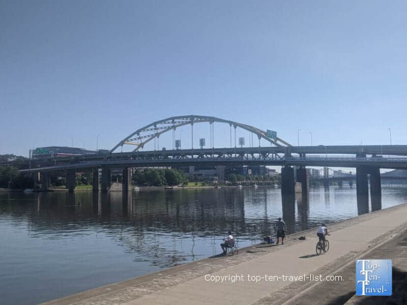 Biking on the Three rivers Path in Pittsburgh downtown