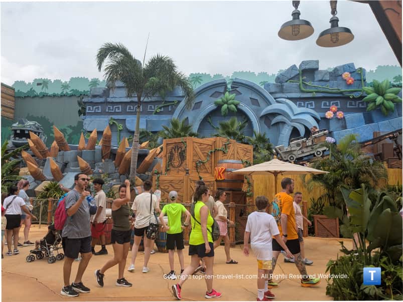 Massive crowds at Donkey Kong Country in Super Mario World at Universal