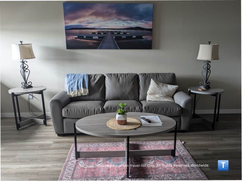 Living area at Lucky's Lodge in Lodi 