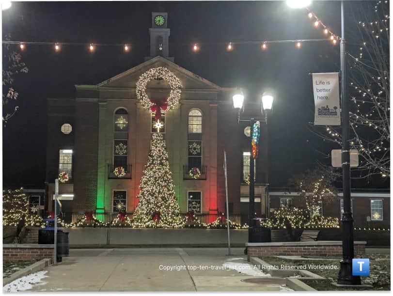 Christmas lights on the Cuyahoga Falls courthouse