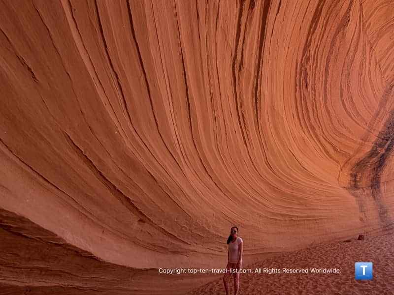 Wavy sandstone wall at Biidi the Arch in Page