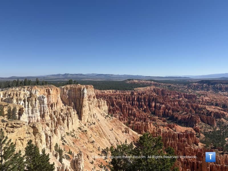 Colorful white and red hoodoos along the Bryce to Inspiration Point trail