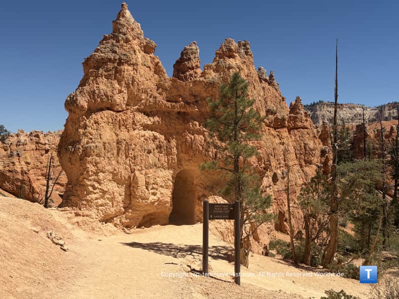 Trail marker for Navajo Loop trail at Bryce Canyon National Park