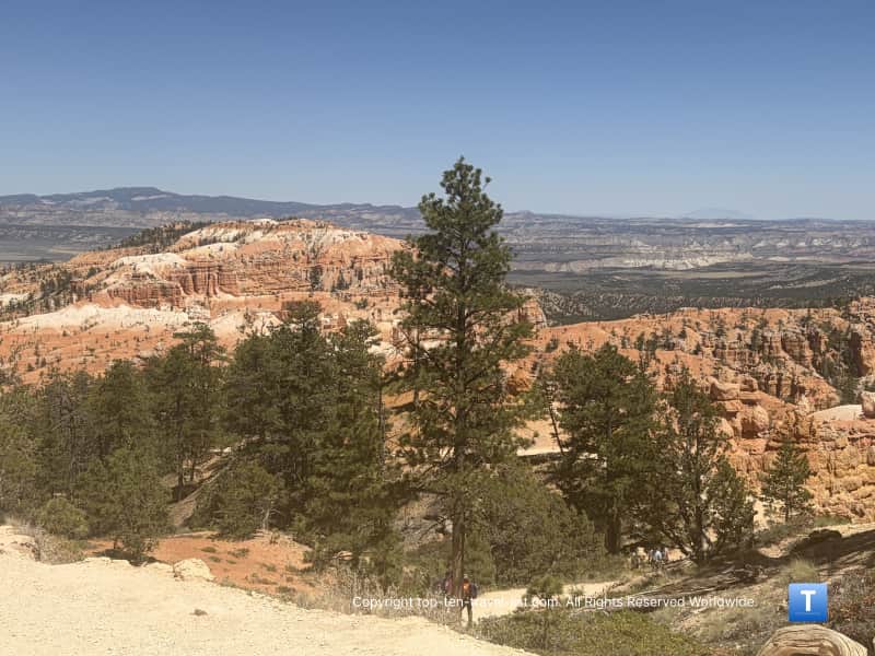 Scenic overlook on the Queen's Garden trail at Bryce Canyon
