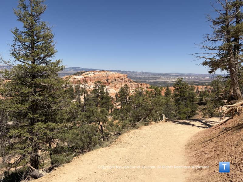 View of the Queen's Garden trail at Bryce Canyon