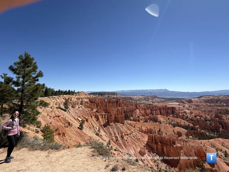 Look into the amphitheater via the Rim trail at Bryce Canyon